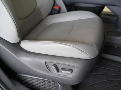 Used 2022 Toyota Sienna XLE w/ XLE Plus Package image 29