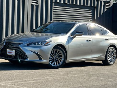 Used 2019 Lexus ES 300h w/ Luxury Package image 1