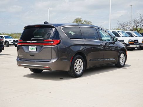 Used 2023 Chrysler Pacifica Touring-L FWD image 7