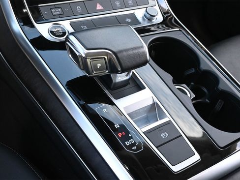 Used 2023 Audi Q8 Premium image 11