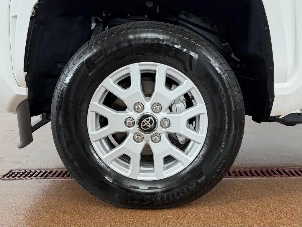 Used 2025 Toyota Tacoma SR5 AWD/4WD image 9