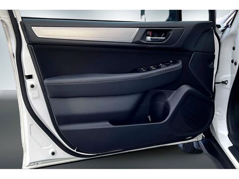 Used 2017 Subaru Outback 2.5i Premium image 18