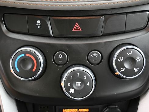 Used 2022 Chevrolet Trax LT w/ LT Convenience Package AWD/4WD image 28