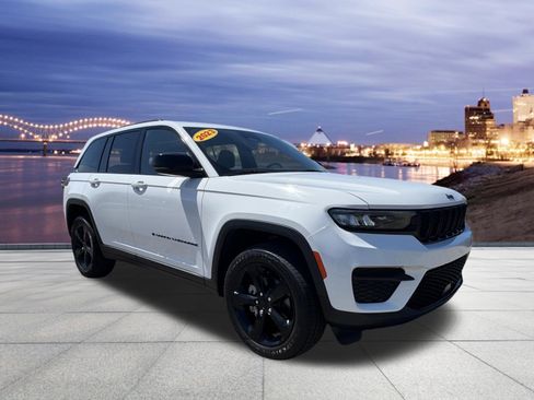 Used 2023 Jeep Grand Cherokee Altitude image 4