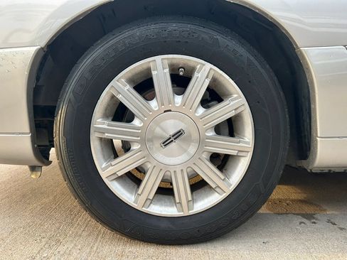 Used 2009 Lincoln Town Car Signature Limited RWD image 25