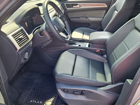 Certified 2022 Volkswagen Atlas Cross Sport SE FWD image 12