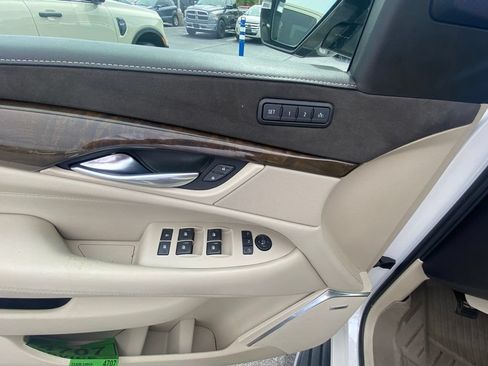 Used 2018 Cadillac Escalade ESV Luxury AWD/4WD image 11
