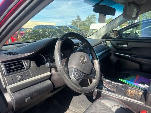 Used 2017 Toyota Camry SE w/ Moonroof Package FWD image 5