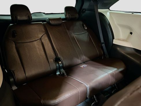 Used 2023 Toyota Sienna Platinum image 28
