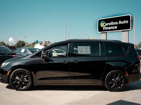 Used 2019 Chrysler Pacifica Limited w/ Advanced Safetytec Group image 3