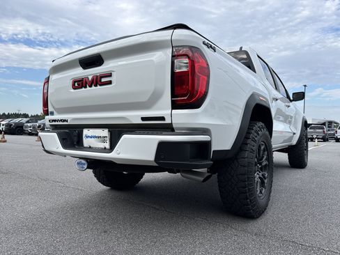 Used 2024 GMC Canyon Elevation w/ Elevation Premium Package AWD/4WD image 10