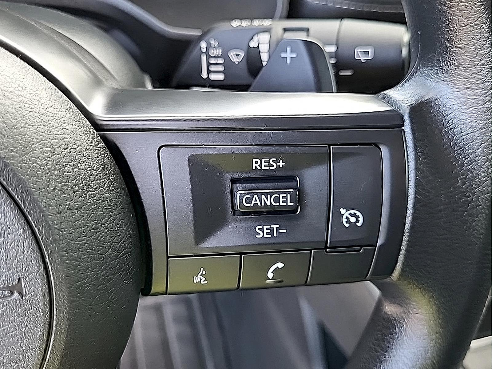 Used 2024 Nissan Rogue S AWD/4WD image 17
