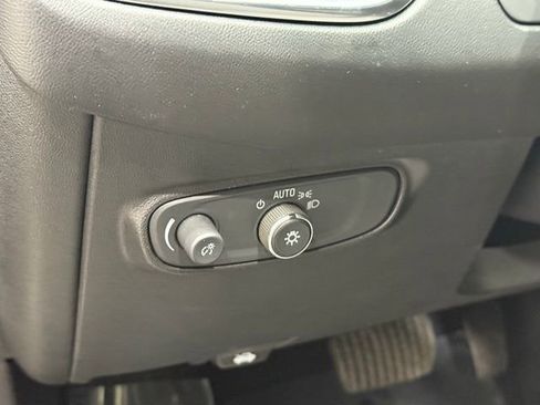 Used 2021 Chevrolet Equinox LS w/ LS Convenience Package image 17