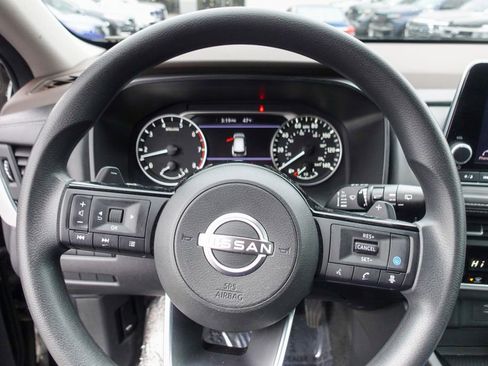 Used 2023 Nissan Rogue SV image 12