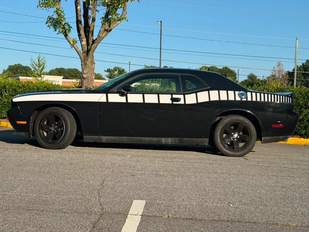 Used 2014 Dodge Challenger SXT RWD image 3