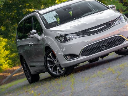 Used 2017 Chrysler Pacifica Limited FWD image 22