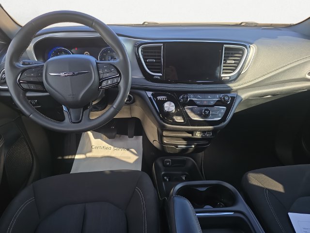 Used 2023 Chrysler Pacifica Touring FWD image 10