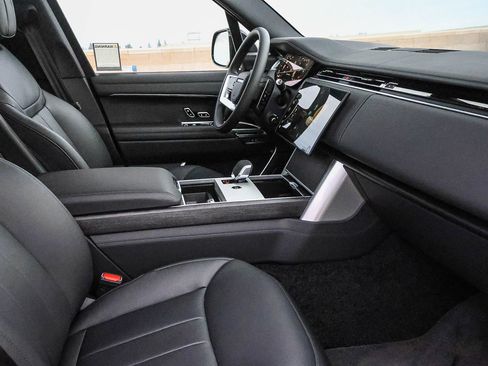 New 2025 Land Rover Range Rover Long Wheelbase SE image 18