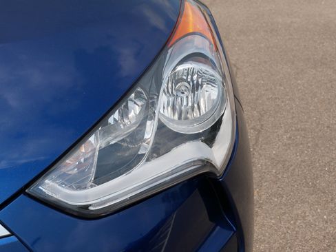 Used 2017 Hyundai Veloster Value Edition FWD image 16