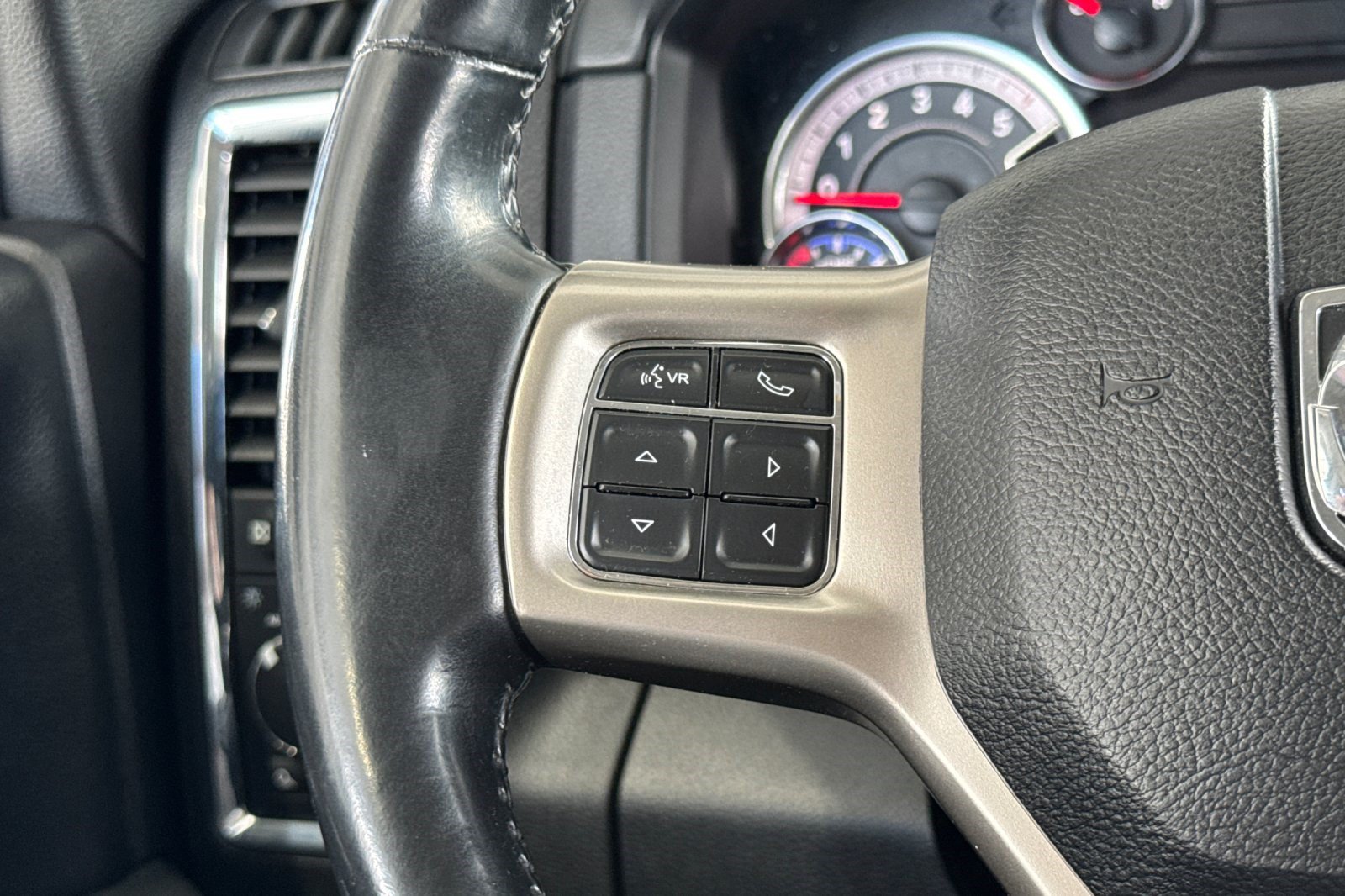 Used 2019 RAM 1500 Laramie AWD/4WD image 29