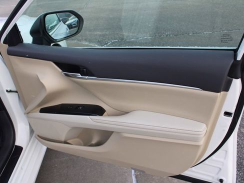 Used 2019 Toyota Camry XLE image 18