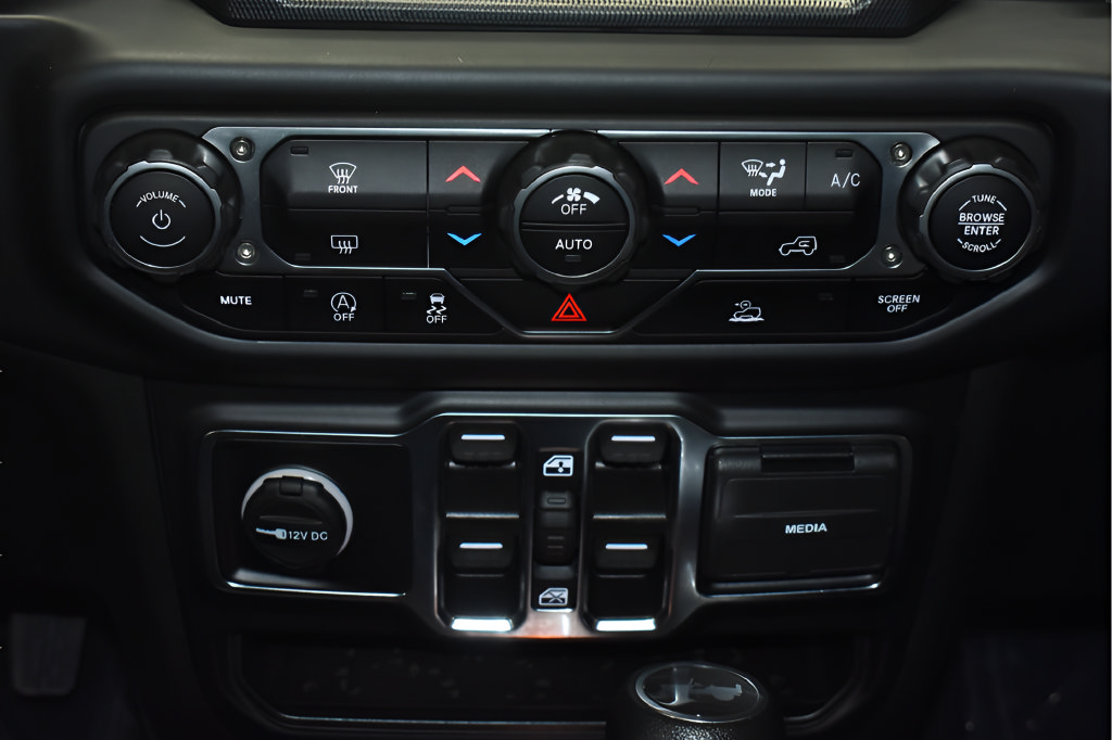 Used 2023 Jeep Wrangler Unlimited Sahara AWD/4WD image 30