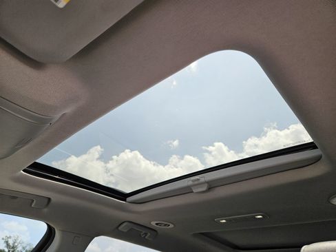 Used 2023 GMC Acadia SLT w/ Preferred Package FWD image 21