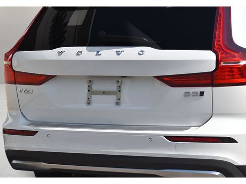 Certified 2026 Volvo V60 B5 Cross Country Plus w/ Protection Package Premier AWD/4WD image 30