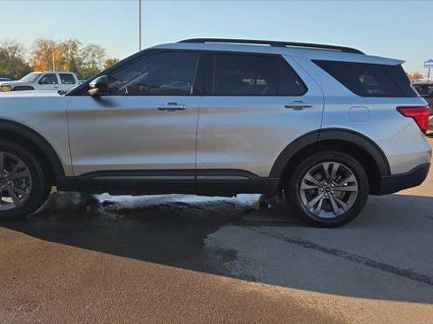 Used 2022 Ford Explorer XLT w/ Equipment Group 202A image 8