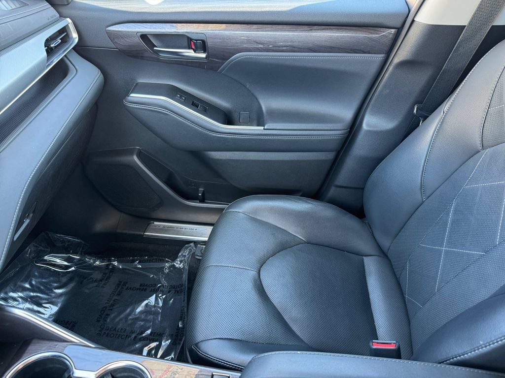 Certified 2022 Toyota Highlander Platinum AWD/4WD image 30
