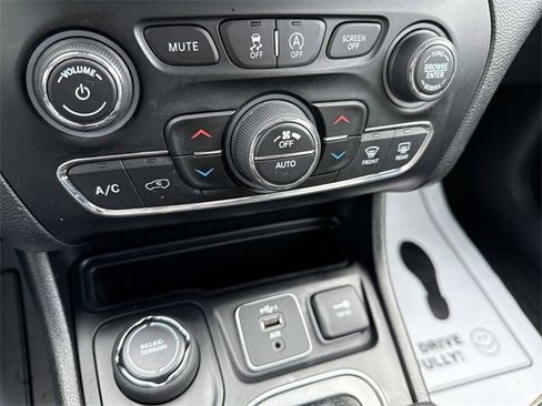 Used 2020 Jeep Cherokee Limited w/ Technology Group image 19