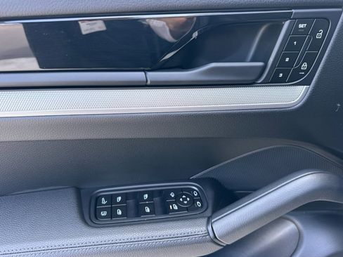 Certified 2025 Porsche Cayenne E-Hybrid AWD/4WD image 12
