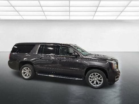 Used 2017 GMC Yukon XL SLE w/ SLE Value Package AWD/4WD image 3