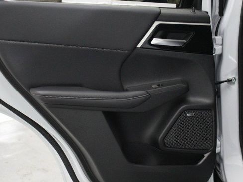 New 2025 Mitsubishi Outlander SE image 28