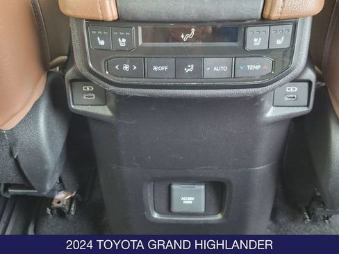 Used 2024 Toyota Grand Highlander AWD image 17