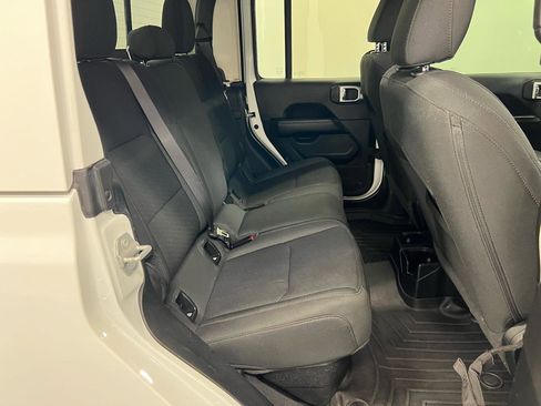 Used 2020 Jeep Gladiator Overland image 15