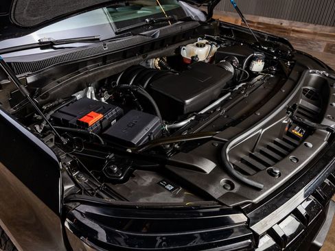 Used 2025 Chevrolet Suburban Z71 w/ Comfort Package image 42