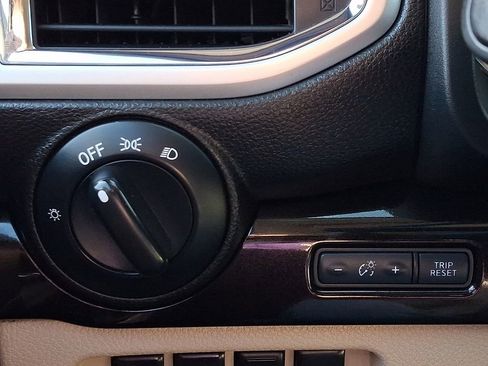 Used 2017 Nissan Titan SV image 25