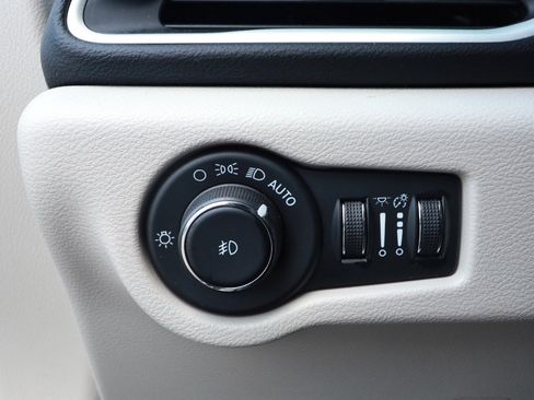 Used 2024 Chrysler Pacifica Touring-L FWD image 17