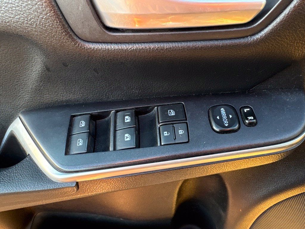 Used 2015 Toyota Camry SE w/ Moonroof Package FWD image 15