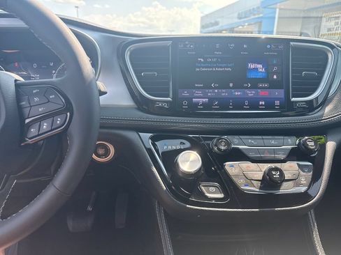 Used 2025 Chrysler Pacifica Limited FWD image 20