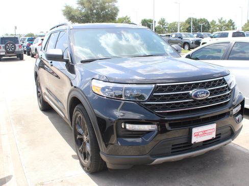 Used 2020 Ford Explorer XLT w/ Equipment Group 202A RWD image 2