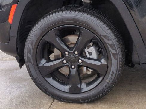 Used 2023 Jeep Grand Cherokee Altitude image 14