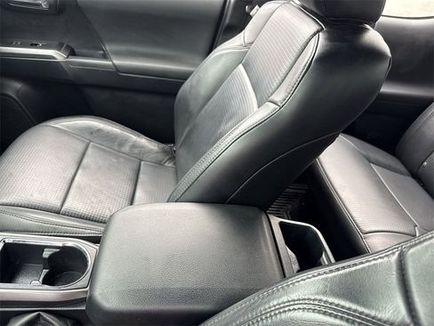 Used 2019 Toyota Tacoma TRD Sport image 17