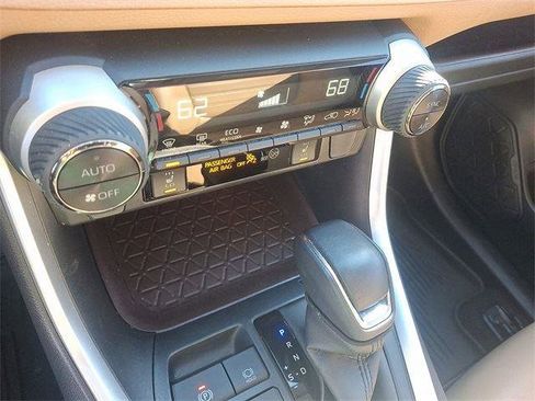 Used 2021 Toyota RAV4 Limited image 16