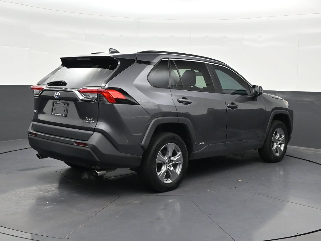 Used 2022 Toyota RAV4 XLE AWD/4WD image 5
