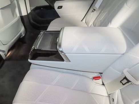 Used 2025 BMW i7 eDrive50 w/ Executive Package image 37