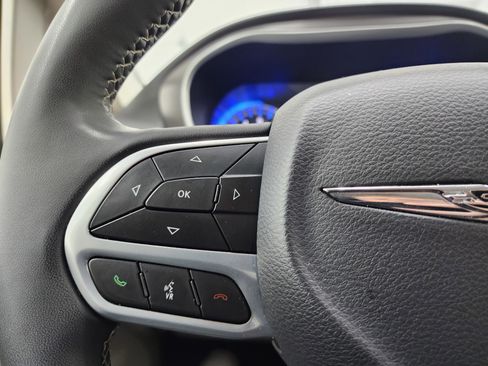 Used 2024 Chrysler Pacifica Touring-L image 15