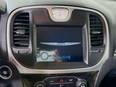 Used 2018 Chrysler 300 Limited image 18