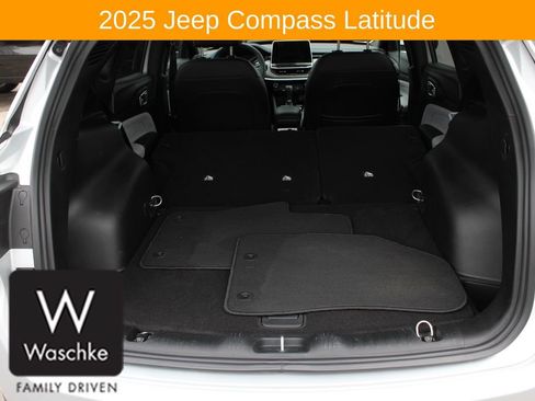 Used 2025 Jeep Compass Latitude AWD/4WD image 17